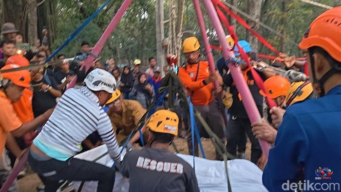 Tim Gabungan BPBD, Damkar, dan PMI Makamkan Wanita Obesitas Asal Sragen