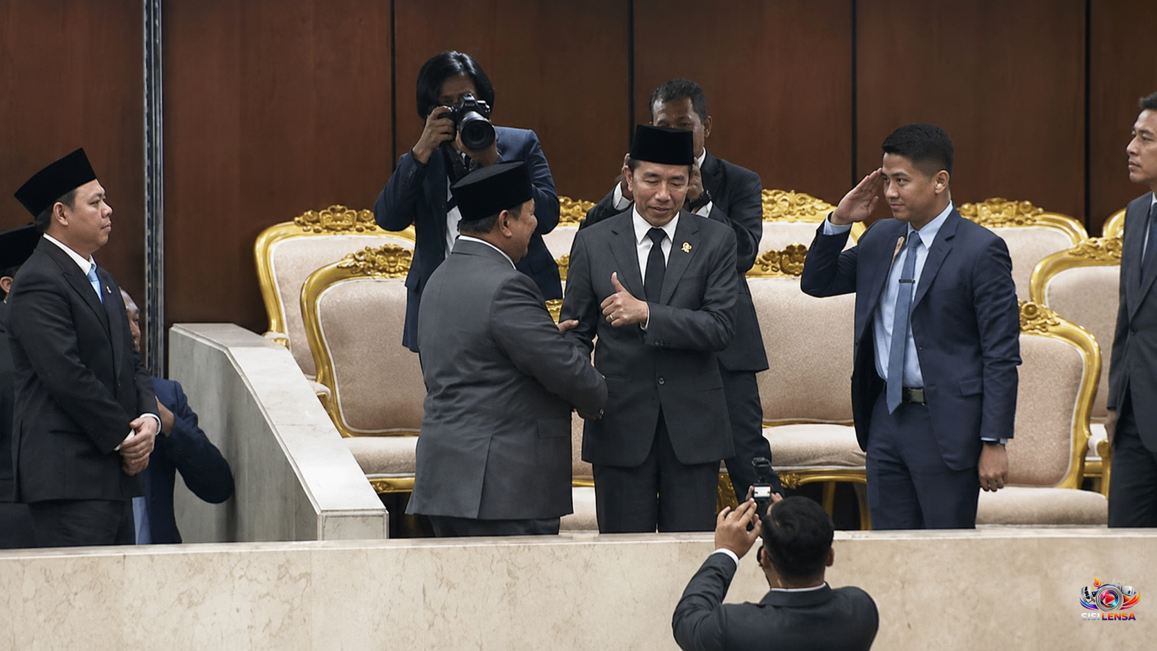 Momen Hangat Jokowi Beri Jempol untuk Prabowo Usai Pidato Kenegaraan di Sidang Tahunan MPR