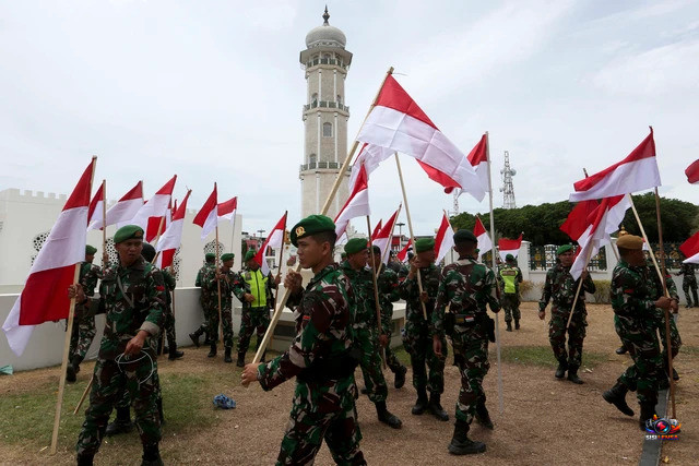 Prajurit TNI Kibarkan Kembali Bendera Merah Putih di Masjid Raya Baiturrahman