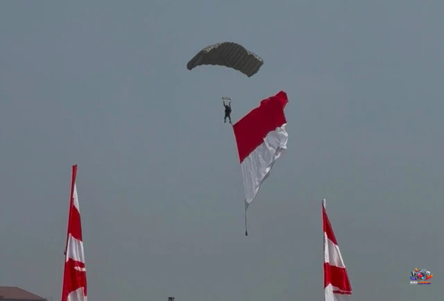 Aksi Terjun Payung 17 Prajurit Kopassus Semarakkan HUT Ke-81 RI di Monas