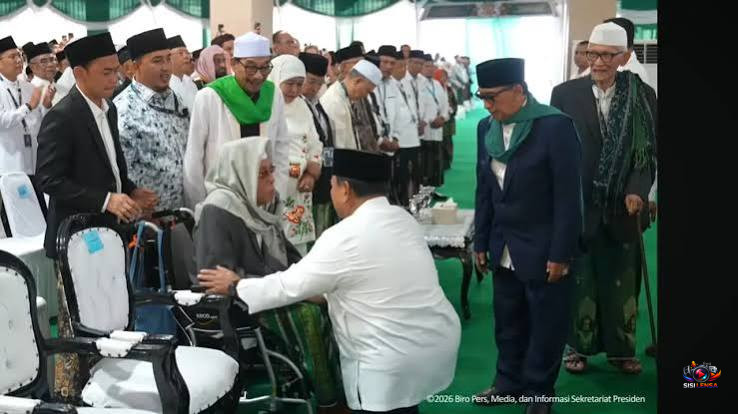 Momen Hangat di Muktamar NU: Prabowo Sungkem kepada KH Nurul Huda, Dipeluk dan Dicium Ulama