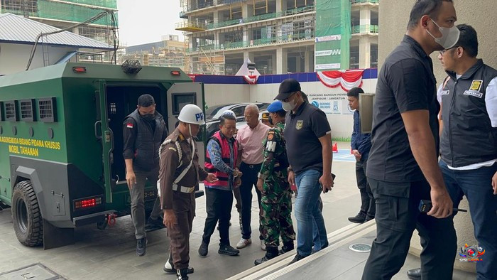 Mantan Jampidsus Febrie Adriansyah Tiba di Kejagung dengan Rompi Tahanan dan Tangan Terborgol