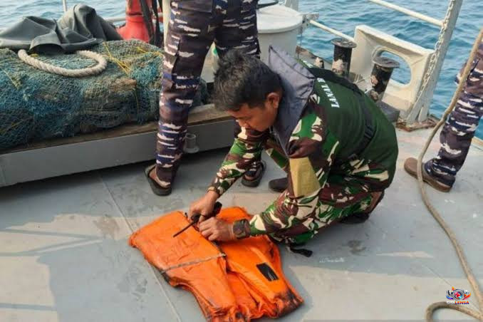 TNI AL Temukan Life Jacket di Perairan Anyer Saat Cari 8 Orang Hilang, Pemilik Kapal Beri Klarifikasi
