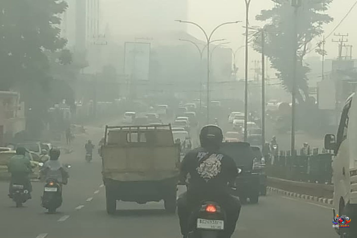 Kabut Asap Kian Pekat Selimuti Palembang, Kualitas Udara Sangat Tidak Sehat dan Warga Keluhkan Gangguan Pernapasan