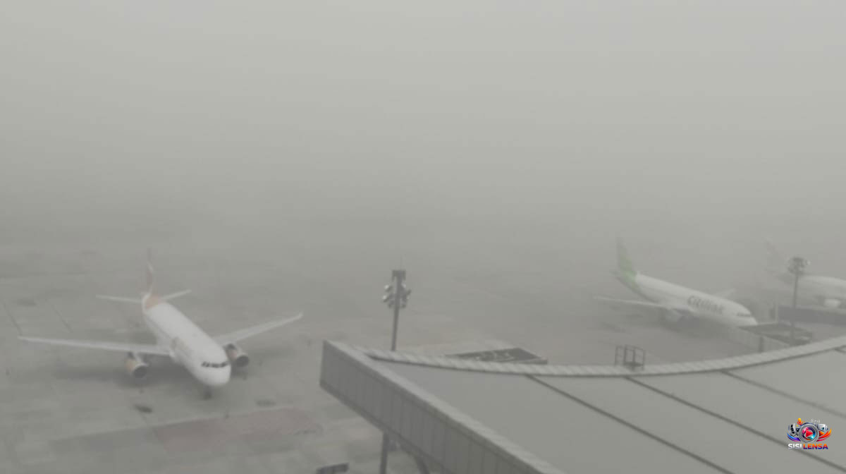 Kabut Tebal Selimuti Bandara Pekanbaru, Jarak Pandang Turun hingga 100 Meter