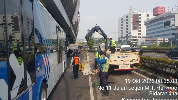Truk Tabrak Separator di Halte Ciliwung, 15 Rute Transjakarta Terdampak Keterlambatan