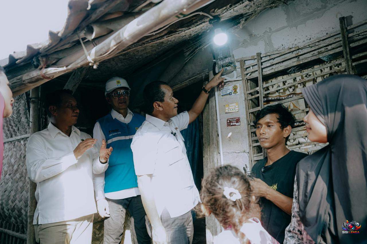 Bahlil Targetkan Seluruh Desa dan Dusun Nikmati Listrik pada 2029–2030